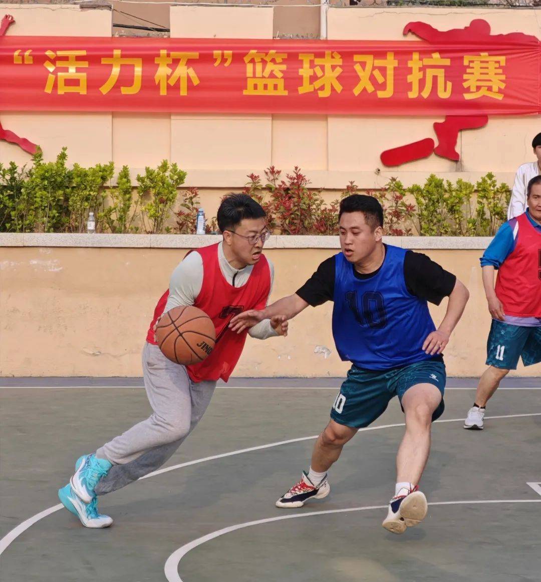 篮球战术演练实地进行,集体配合默契 篮球战术演练实地进行,集体配合默契