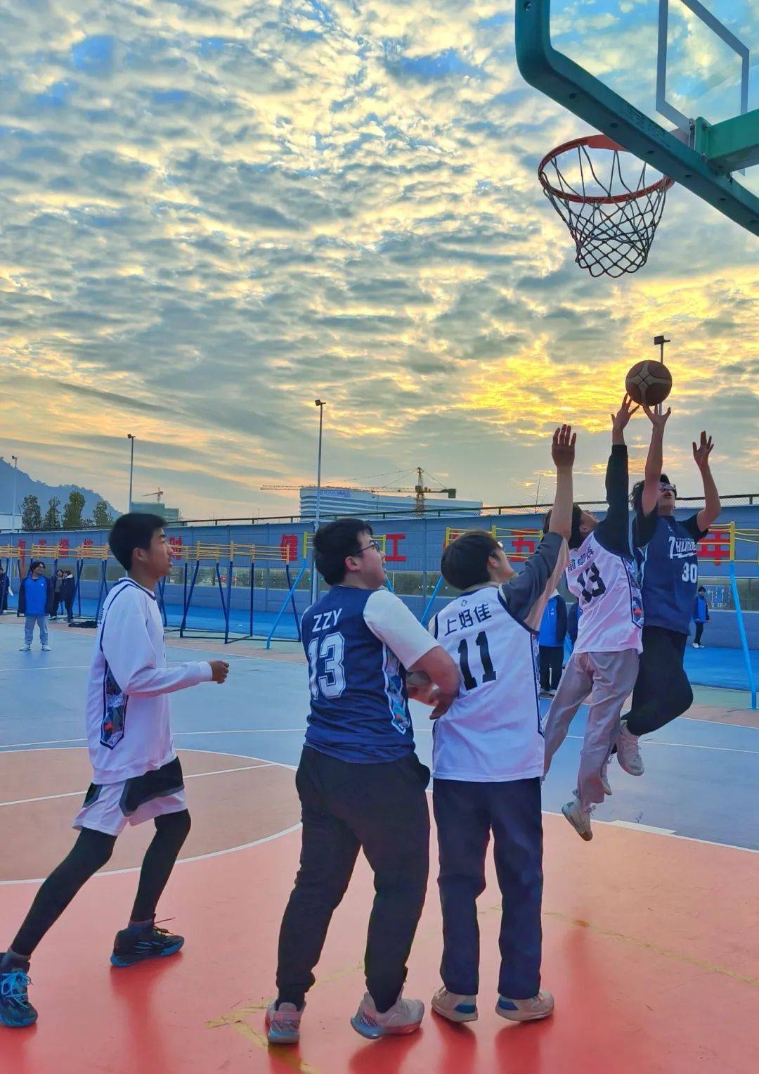 篮球战术演练实地进行,集体配合默契 篮球战术演练实地进行,集体配合默契